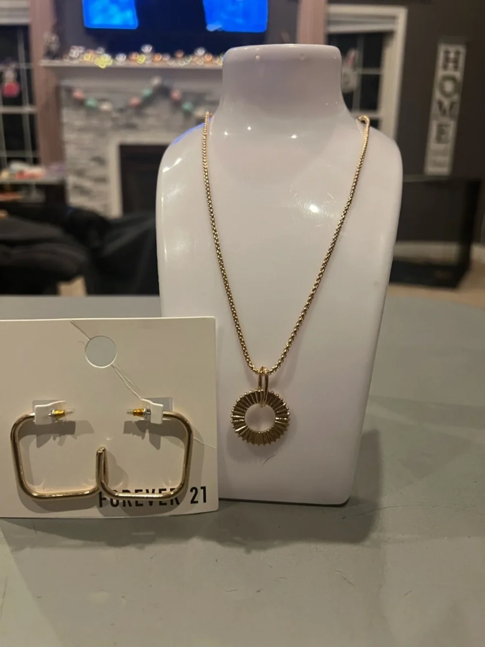 Forever 21 NWT Gold Sunburst Pendant Necklace